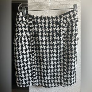 Classic houndstooth pattern skirt. Brand New